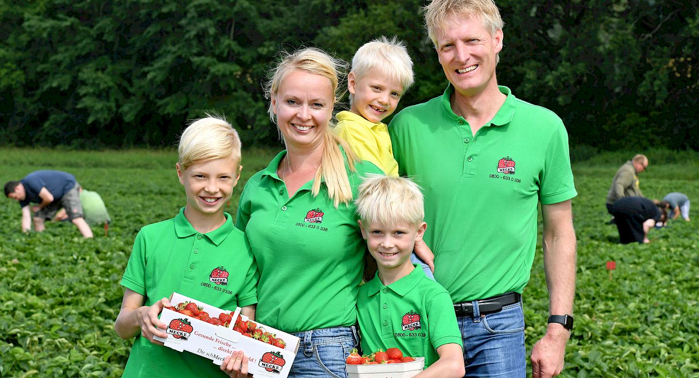 Familie Mecke auf Erdbeerfeld