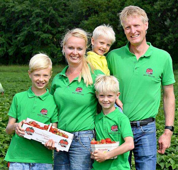 Familie Mecke auf Erdbeerfeld
